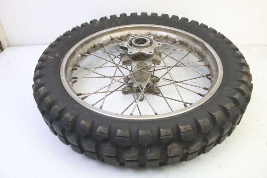 photo de CERCHIO POSTERIORE E PNEUMATICO APRILIA ETX 125 (1998 - 2002) - Dettagli dei punti di fissaggio