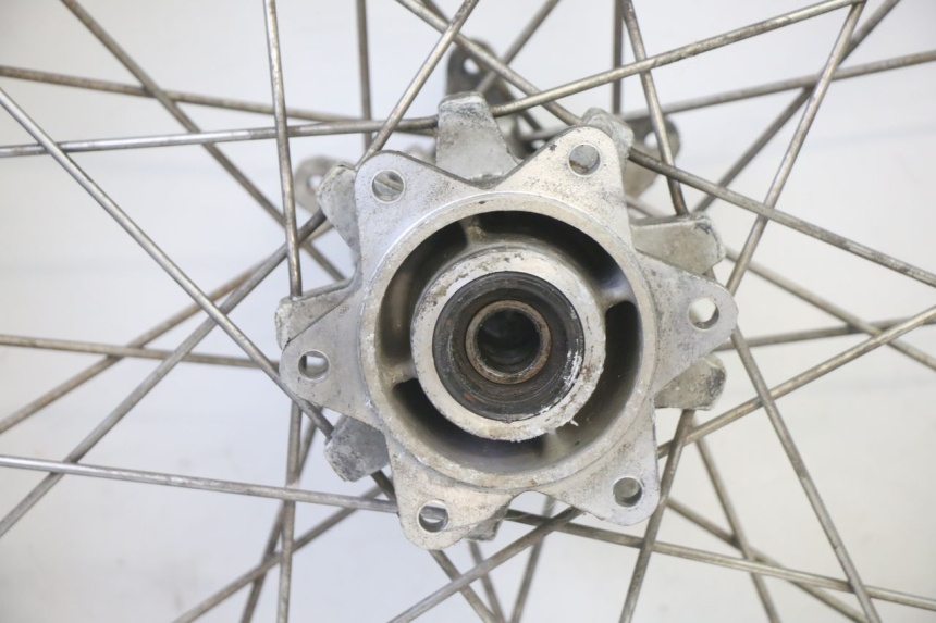 photo de CERCHIO POSTERIORE E PNEUMATICO APRILIA ETX 125 (1998 - 2002) - Marcature e riferimenti originali