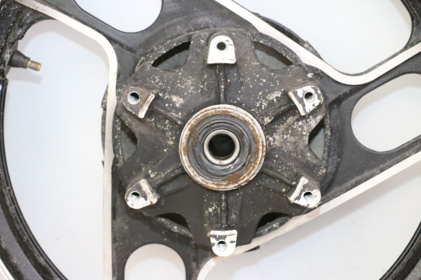 photo de CERCHIO POSTERIORE E PNEUMATICO YAMAHA FJ 36Y 1100 (1984 - 1985) - Primo piano ad alta risoluzione