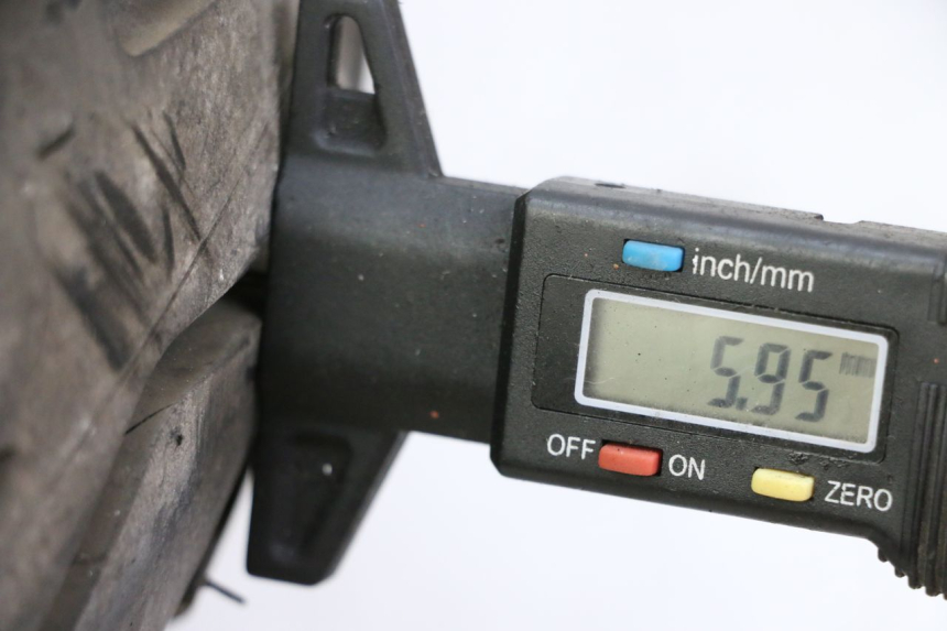 photo de CERCHIO POSTERIORE E PNEUMATICO YAMAHA FJ 36Y 1100 (1984 - 1985) - Zoom sullo stato d'uso