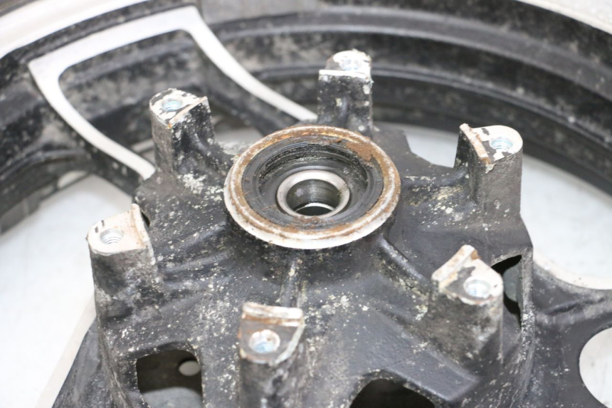 photo de CERCHIO POSTERIORE E PNEUMATICO YAMAHA FJ 36Y 1100 (1984 - 1985) - Vista d'insieme del prodotto