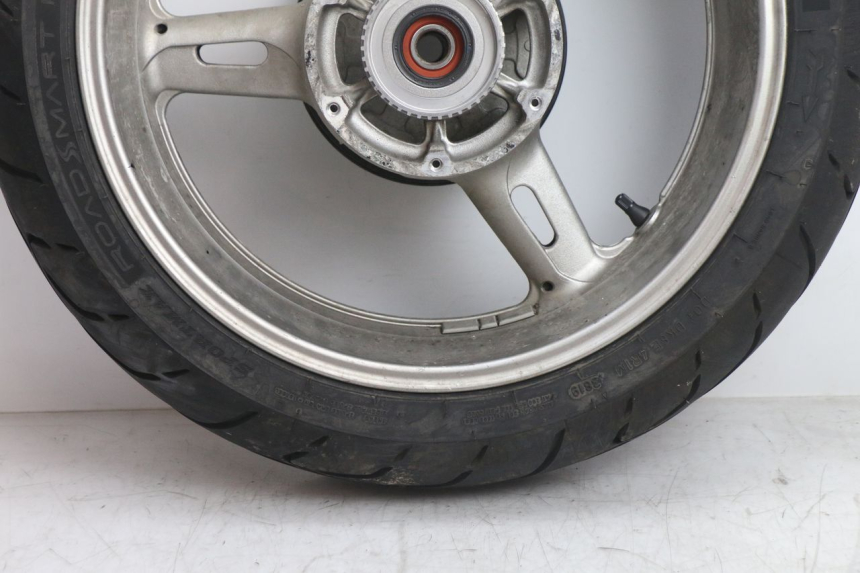 photo de CERCHIO POSTERIORE E PNEUMATICO YAMAHA FJR 1300 (2001 - 2005) - Zoom sullo stato d'uso