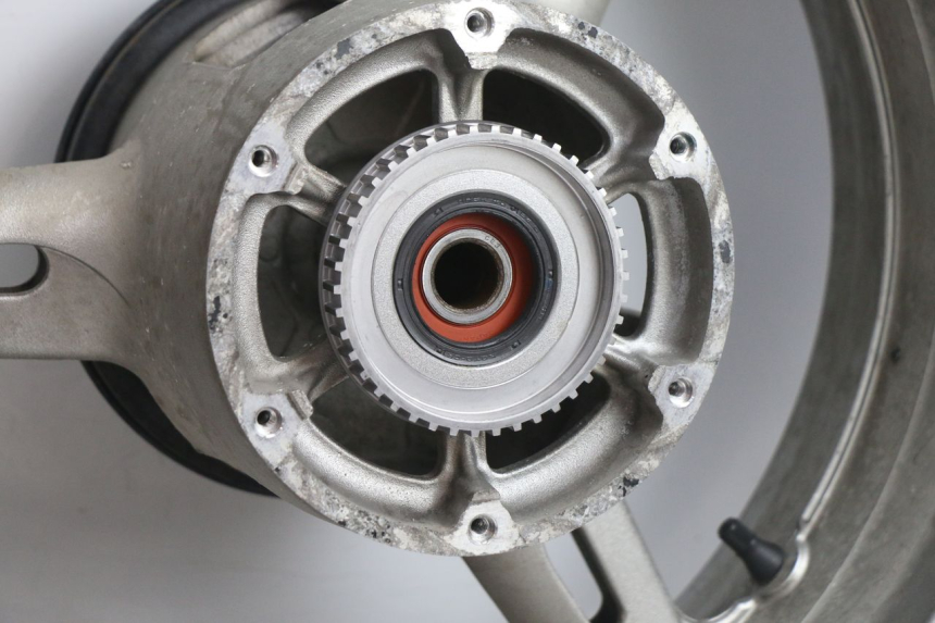 photo de CERCHIO POSTERIORE E PNEUMATICO YAMAHA FJR 1300 (2001 - 2005) - Altra angolazione