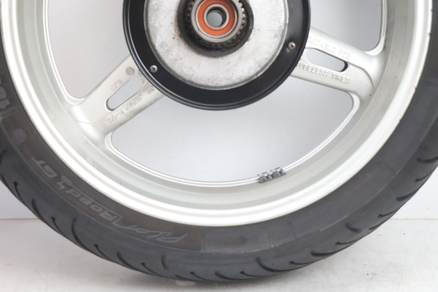 photo de CERCHIO POSTERIORE E PNEUMATICO YAMAHA FJR 1300 (2001 - 2005) - Zoom sullo stato d'uso