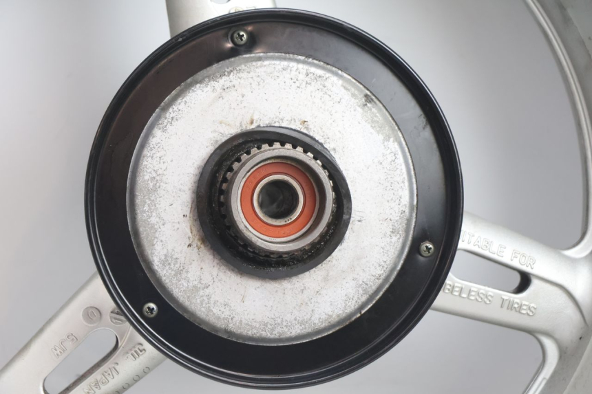 photo de CERCHIO POSTERIORE E PNEUMATICO YAMAHA FJR 1300 (2001 - 2005) - Altra angolazione