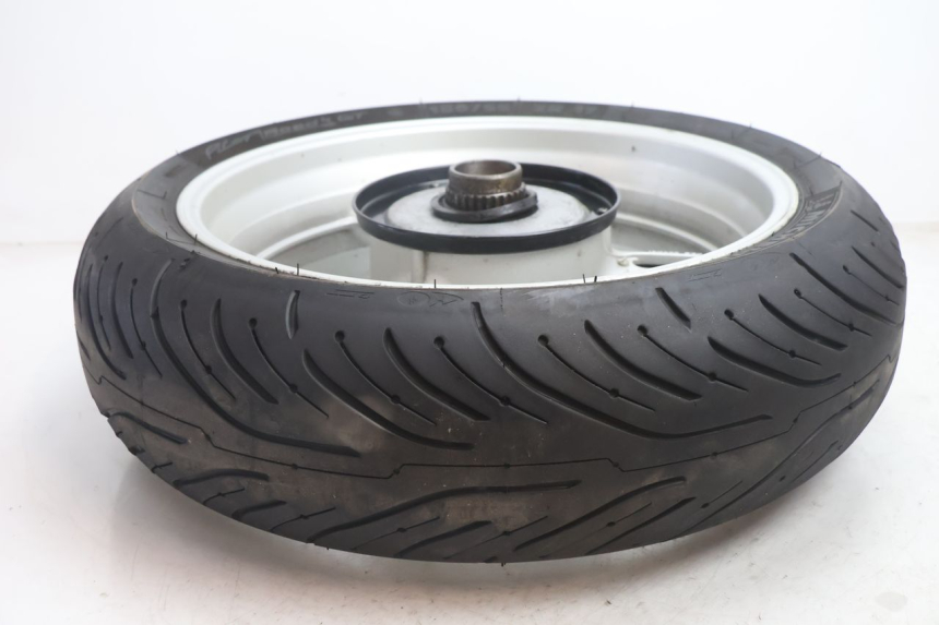 photo de CERCHIO POSTERIORE E PNEUMATICO YAMAHA FJR 1300 (2001 - 2005) - Primo piano tecnico
