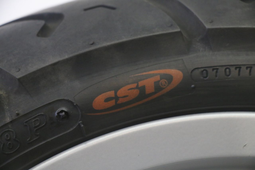 photo de CERCHIO POSTERIORE E PNEUMATICO PIAGGIO FLY 2T 50 (2004 - 2017) - Primo piano ad alta risoluzione