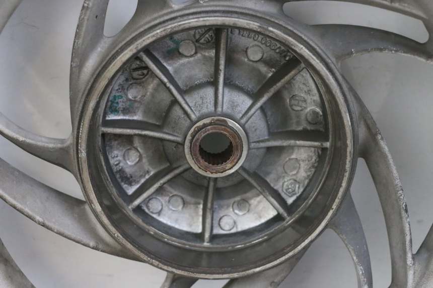 photo de CERCHIO POSTERIORE E PNEUMATICO PIAGGIO FLY 4T 50 (2013 - 2017) - Zoom sui componenti