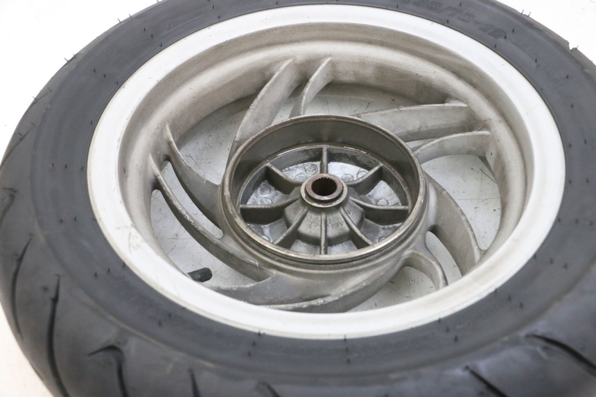 photo de CERCHIO POSTERIORE E PNEUMATICO PIAGGIO FLY 4T 50 (2013 - 2017) - Zoom sullo stato d'uso