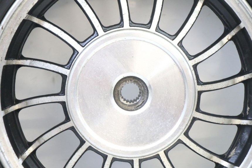 photo de CERCHIO POSTERIORE E PNEUMATICO VENESI FLY RETRO 4T 50 (2020 - 2025) - Primo piano tecnico