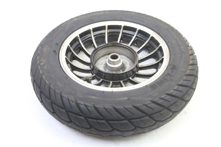 photo de CERCHIO POSTERIORE E PNEUMATICO VENESI FLY RETRO 4T 50 (2020 - 2025) - Dettagli dei punti di fissaggio