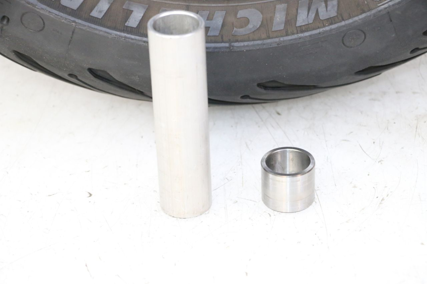 photo de CERCHIO POSTERIORE E PNEUMATICO YAMAHA FZ6 FAZER S2 600 (2007 - 2011) - Dettagli dei punti di fissaggio