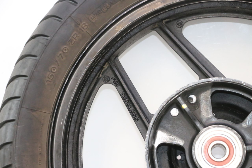 photo de CERCHIO POSTERIORE E PNEUMATICO KAWASAKI GPX F ZX750F 750 (1986 - 1990) - Caratteristiche distintive