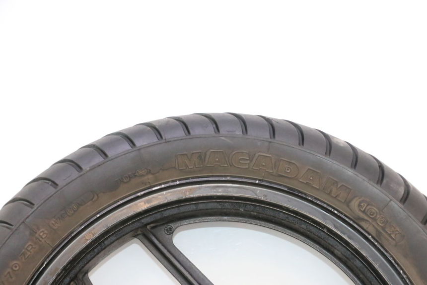 photo de CERCHIO POSTERIORE E PNEUMATICO KAWASAKI GPX F ZX750F 750 (1986 - 1990) - Primo piano ad alta risoluzione