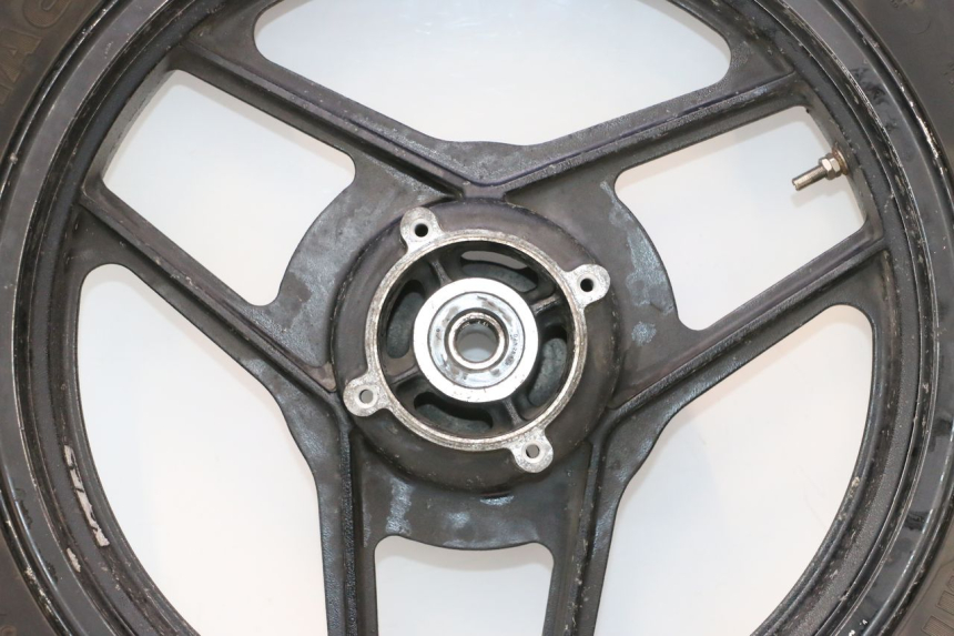 photo de CERCHIO POSTERIORE E PNEUMATICO KAWASAKI GPX F ZX750F 750 (1986 - 1990) - Focus sulla struttura