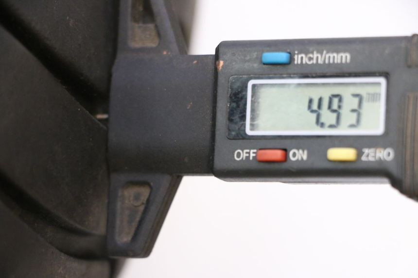 photo de CERCHIO POSTERIORE E PNEUMATICO KAWASAKI GPX F ZX750F 750 (1986 - 1990) - Zoom sullo stato d'uso