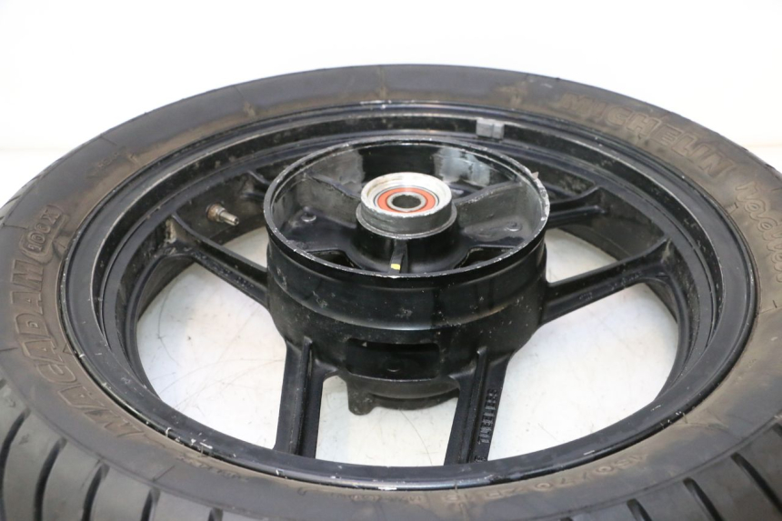 photo de CERCHIO POSTERIORE E PNEUMATICO KAWASAKI GPX F ZX750F 750 (1986 - 1990) - Primo piano tecnico