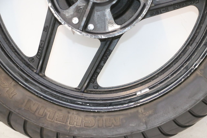 photo de CERCHIO POSTERIORE E PNEUMATICO KAWASAKI GPX F ZX750F 750 (1986 - 1990) - Marcature e riferimenti originali