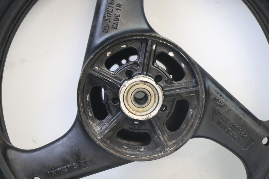 photo de CERCHIO POSTERIORE E PNEUMATICO SUZUKI GS GSE 500 (2001 - 2003) - Primo piano ad alta risoluzione