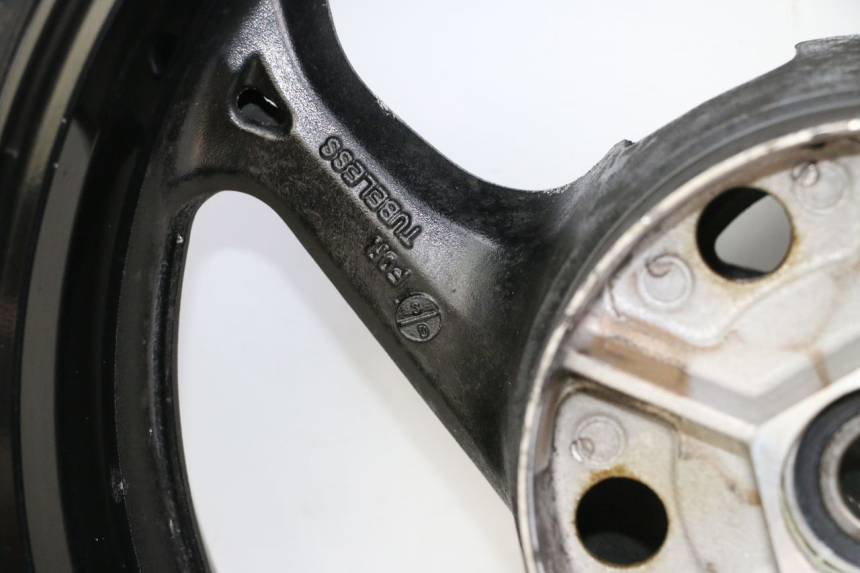 photo de CERCHIO POSTERIORE E PNEUMATICO SUZUKI GSR 750 (2011 - 2017) - Primo piano ad alta risoluzione