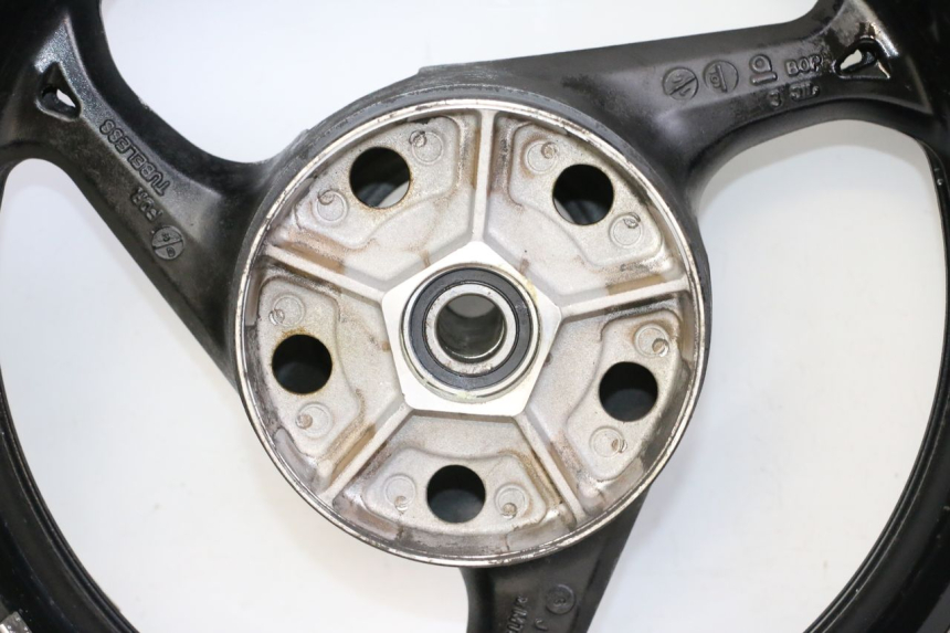 photo de CERCHIO POSTERIORE E PNEUMATICO SUZUKI GSR 750 (2011 - 2017) - Angolazione alternativa