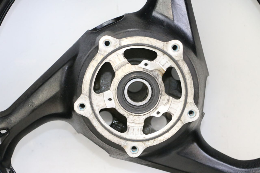 photo de CERCHIO POSTERIORE E PNEUMATICO SUZUKI GSR 750 (2011 - 2017) - Dettaglio del componente