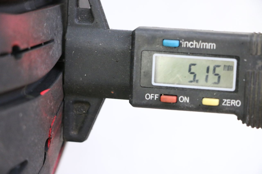 photo de CERCHIO POSTERIORE E PNEUMATICO SUZUKI GSR 750 (2011 - 2017) - Primo piano tecnico