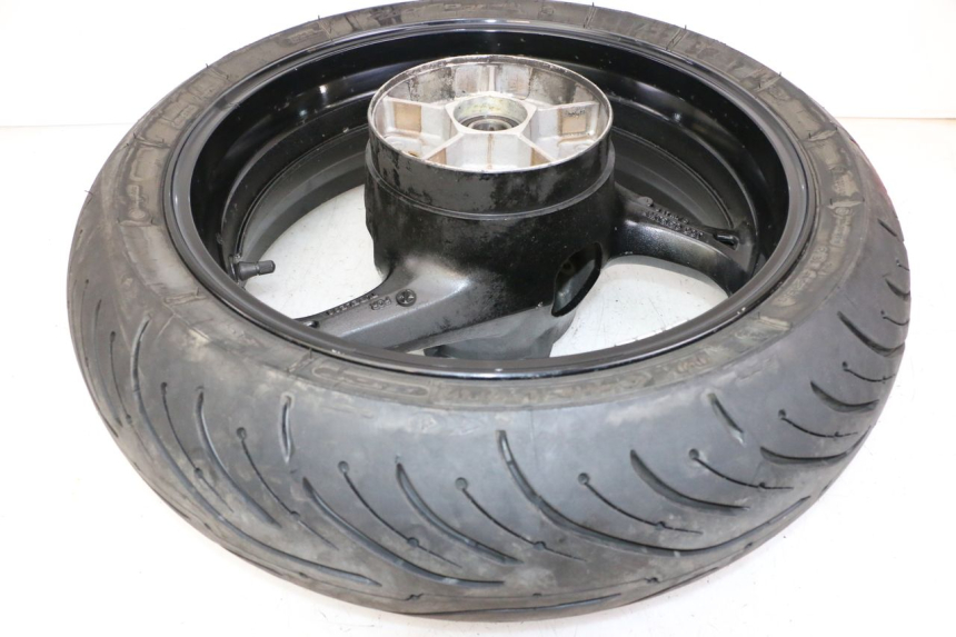 photo de CERCHIO POSTERIORE E PNEUMATICO SUZUKI GSR 750 (2011 - 2017) - Dettagli dei punti di fissaggio