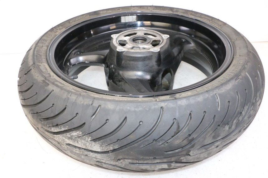 photo de CERCHIO POSTERIORE E PNEUMATICO SUZUKI GSR 750 (2011 - 2017) - Marcature e riferimenti originali