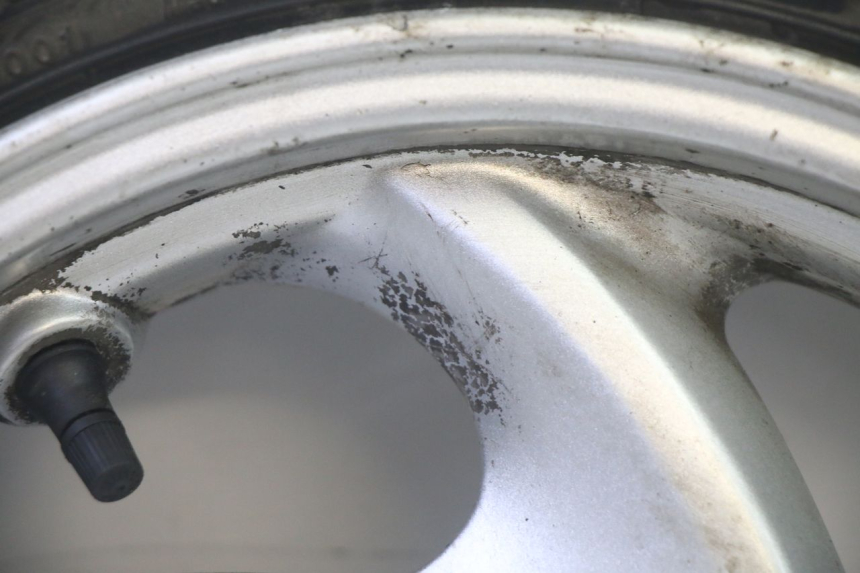 photo de CERCHIO POSTERIORE E PNEUMATICO SYM GTS EVO 125 (2009 - 2013) - Primo piano tecnico