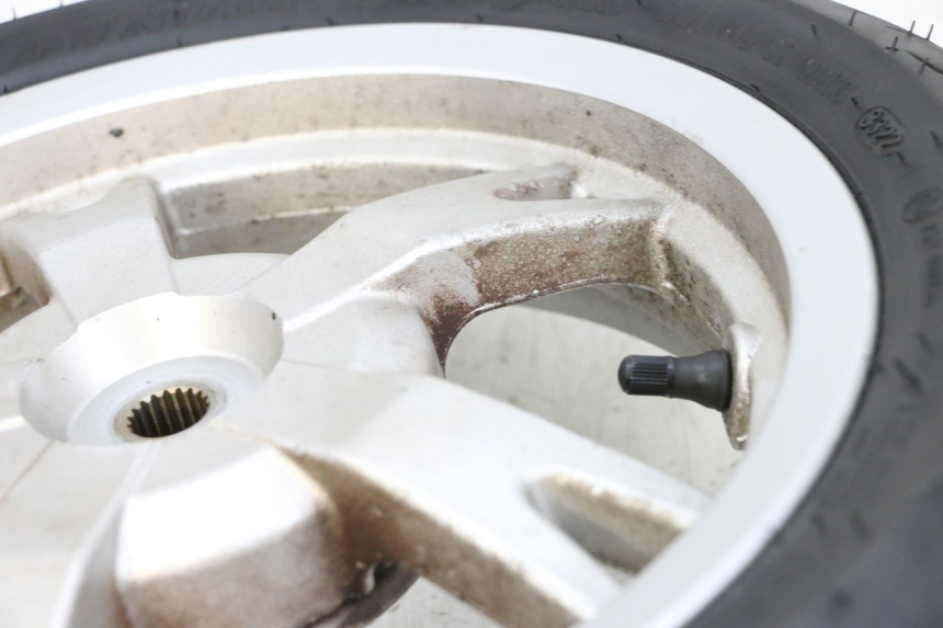 photo de CERCHIO POSTERIORE E PNEUMATICO PEUGEOT KISBEE 4T 50 (2018 - 2022) - Dettaglio del componente