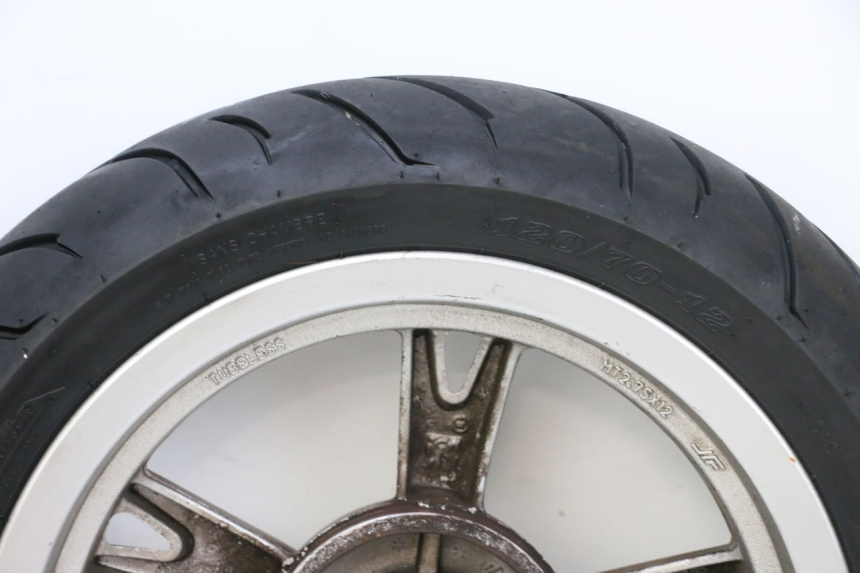 photo de CERCHIO POSTERIORE E PNEUMATICO PEUGEOT KISBEE 4T 50 (2018 - 2022) - Caratteristiche distintive