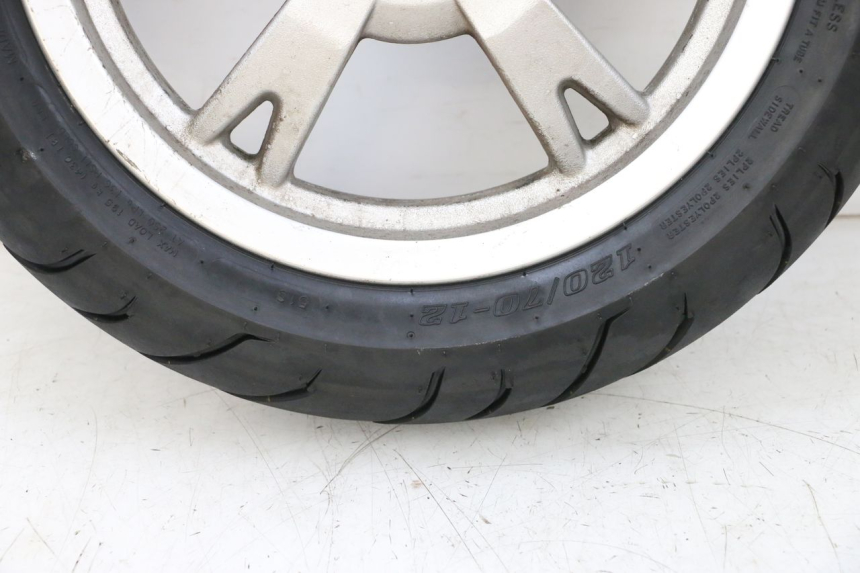 photo de CERCHIO POSTERIORE E PNEUMATICO PEUGEOT KISBEE 4T 50 (2018 - 2022) - Primo piano ad alta risoluzione