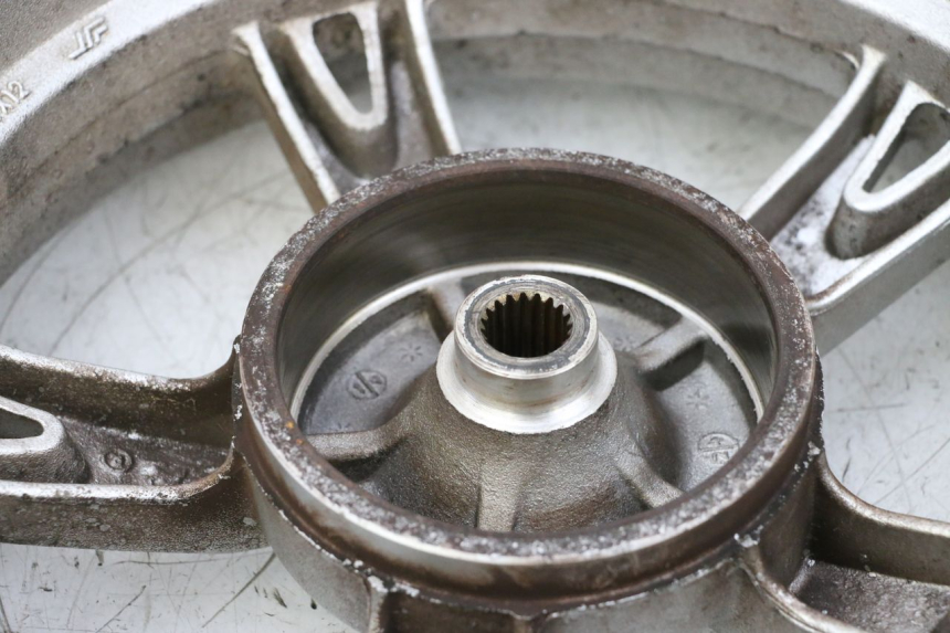 photo de CERCHIO POSTERIORE E PNEUMATICO PEUGEOT KISBEE 4T 50 (2018 - 2022) - Primo piano tecnico