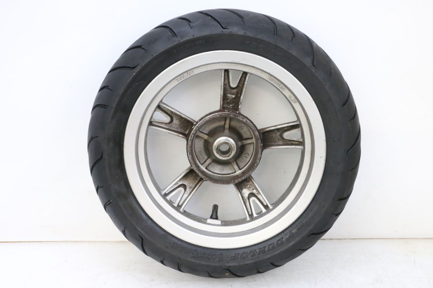 photo de CERCHIO POSTERIORE E PNEUMATICO PEUGEOT KISBEE 4T 50 (2018 - 2022) - Marcature e riferimenti originali