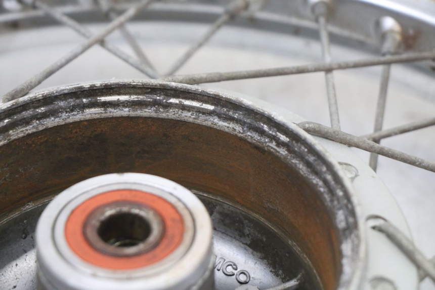 photo de CERCHIO POSTERIORE E PNEUMATICO KYMCO STRYKER OFF ROAD 125 (1999 - 2005) - Zoom sui componenti