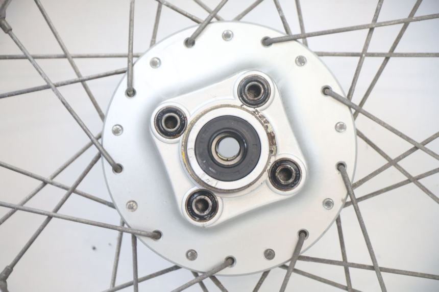 photo de CERCHIO POSTERIORE E PNEUMATICO KYMCO STRYKER OFF ROAD 125 (1999 - 2005) - Primo piano tecnico