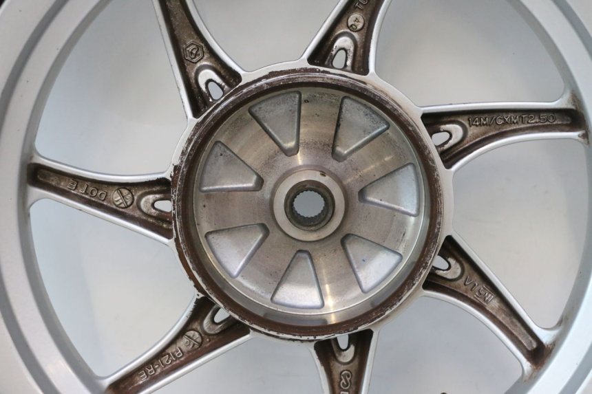 photo de CERCHIO POSTERIORE E PNEUMATICO PIAGGIO LIBERTY IGET S 125 (2016 - 2020) - Ispezione visiva dettagliata