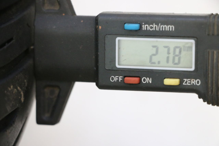 photo de CERCHIO POSTERIORE E PNEUMATICO PIAGGIO LIBERTY IGET S 125 (2016 - 2020) - Zoom sullo stato d'uso