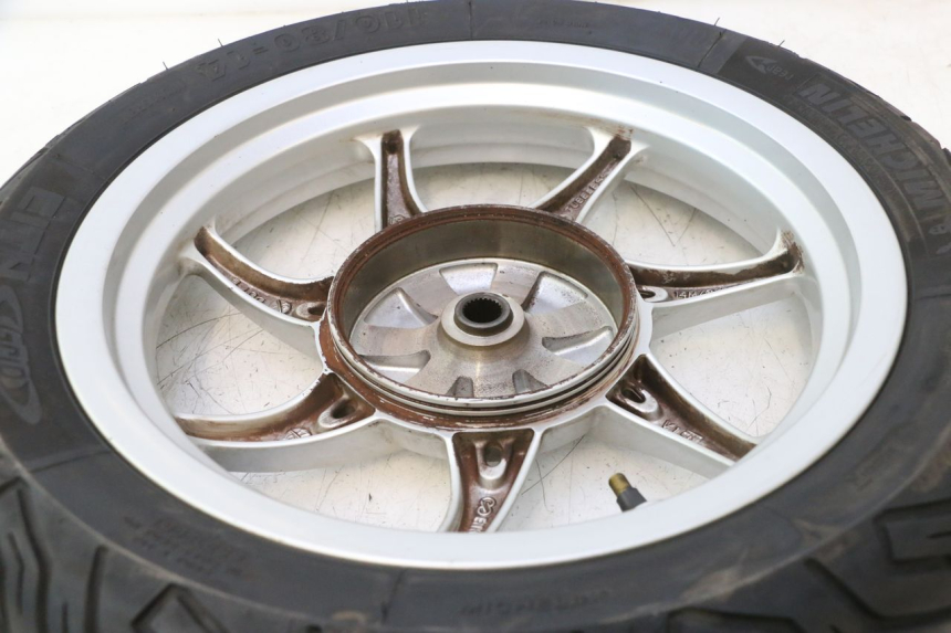 photo de CERCHIO POSTERIORE E PNEUMATICO PIAGGIO LIBERTY IGET S 125 (2016 - 2020) - Altra angolazione