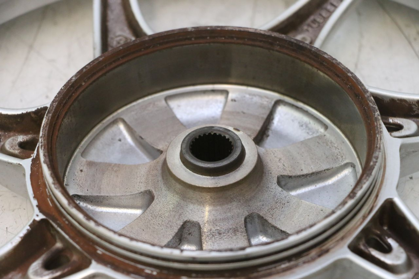 photo de CERCHIO POSTERIORE E PNEUMATICO PIAGGIO LIBERTY IGET S 125 (2016 - 2020) - Stato della superficie e materiale