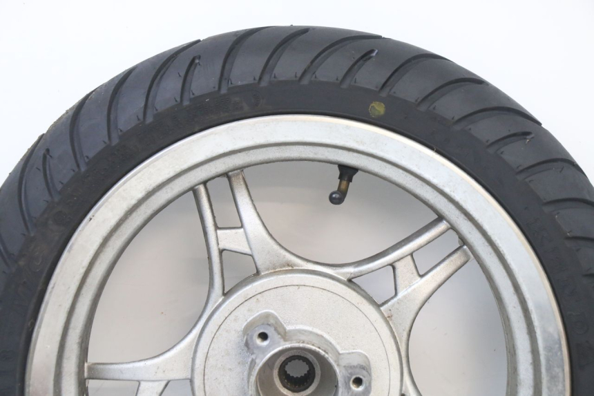 photo de CERCHIO POSTERIORE E PNEUMATICO LONGJIA SHARPY 125 (2020 - 2024) - Zoom sullo stato d'uso