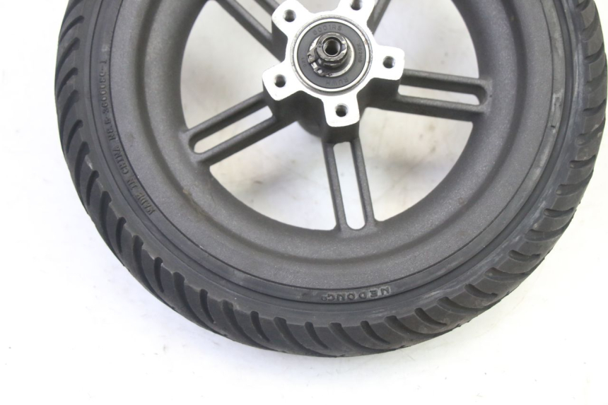 photo de CERCHIO POSTERIORE E PNEUMATICO XIAOMI MI PRO 2 1 - Zoom sullo stato d'uso