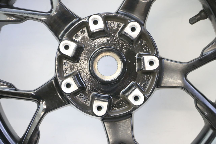 photo de CERCHIO POSTERIORE E PNEUMATICO PIAGGIO MP3 HPE 310 (2024 - 2025) - Primo piano ad alta risoluzione