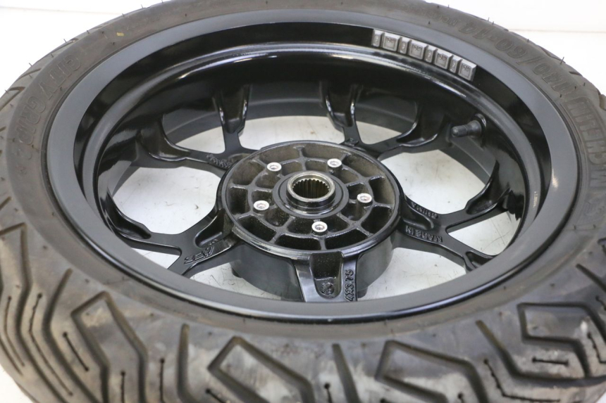 photo de CERCHIO POSTERIORE E PNEUMATICO PIAGGIO MP3 HPE 310 (2024 - 2025) - Zoom sullo stato d'uso