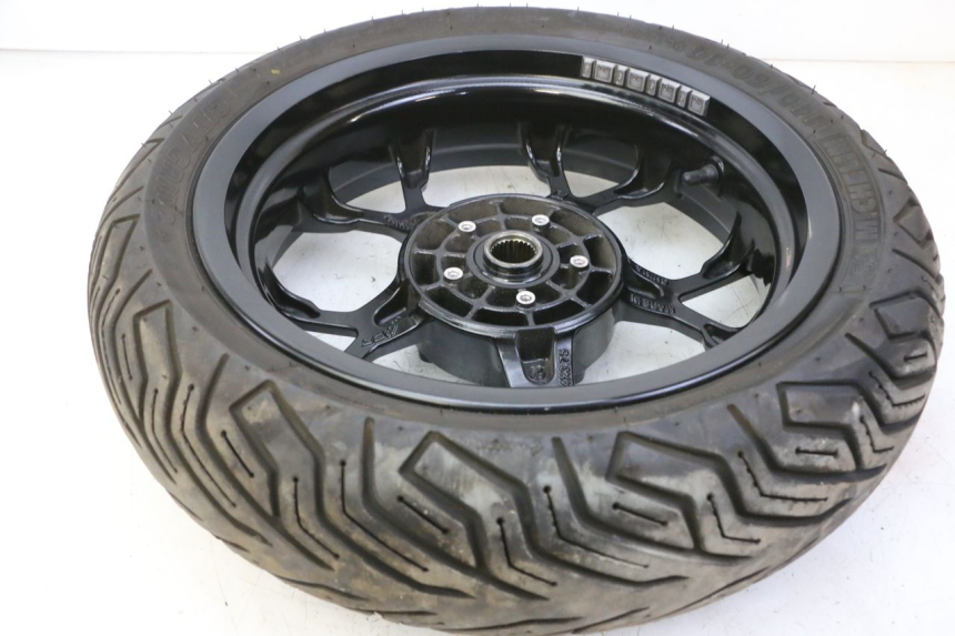 photo de CERCHIO POSTERIORE E PNEUMATICO PIAGGIO MP3 HPE 310 (2024 - 2025) - Primo piano tecnico