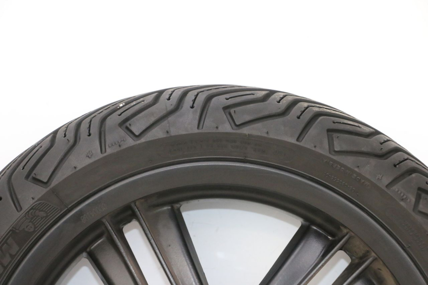 photo de CERCHIO POSTERIORE E PNEUMATICO PIAGGIO MP3 HPE 300 (2019 - 2026) - Primo piano ad alta risoluzione