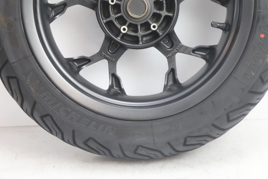 photo de CERCHIO POSTERIORE E PNEUMATICO PIAGGIO MP3 HPE 530 (2022 - 2026) - Zoom sui componenti