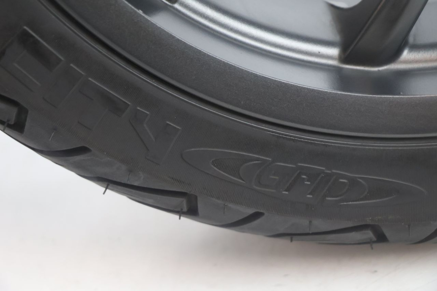 photo de CERCHIO POSTERIORE E PNEUMATICO PIAGGIO MP3 HPE 530 (2022 - 2026) - Zoom qualità usato
