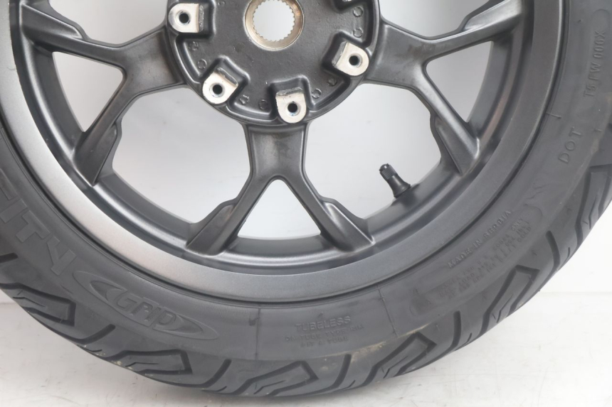 photo de CERCHIO POSTERIORE E PNEUMATICO PIAGGIO MP3 HPE 530 (2022 - 2026) - Zoom sullo stato d'uso